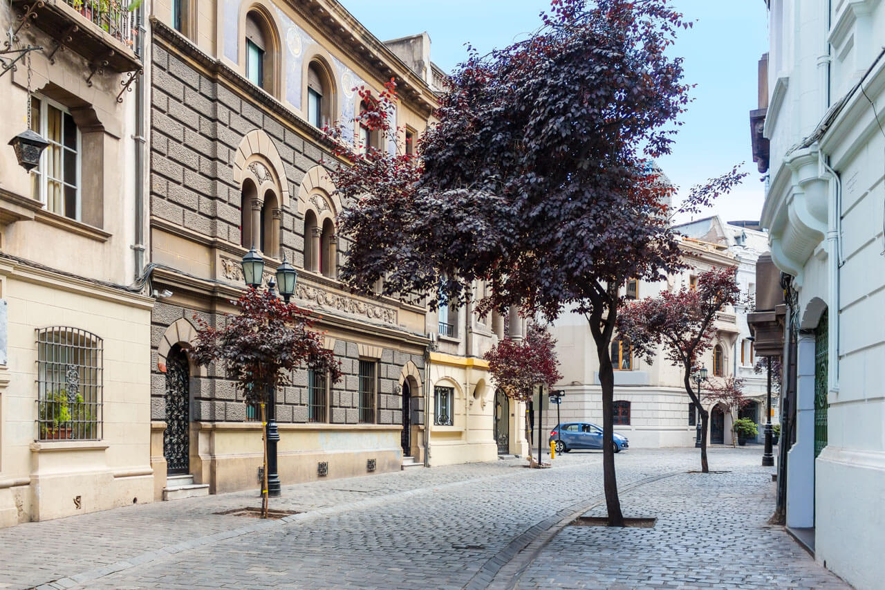 Pittoreske Straße mit historischen Häusern und Kopfsteinpflaster im Zentrum von Santiago de Chile, Sprachkurs mit Stadterlebnis