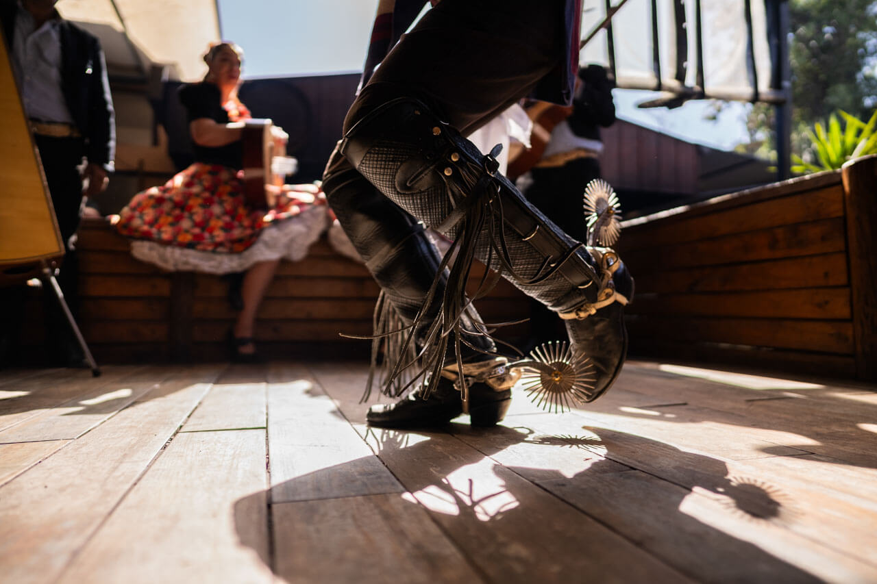 Tänzer mit traditionellen Sporen beim Folkloretanz vermittelt Kultur und Lebensfreude beim Spanischlernen