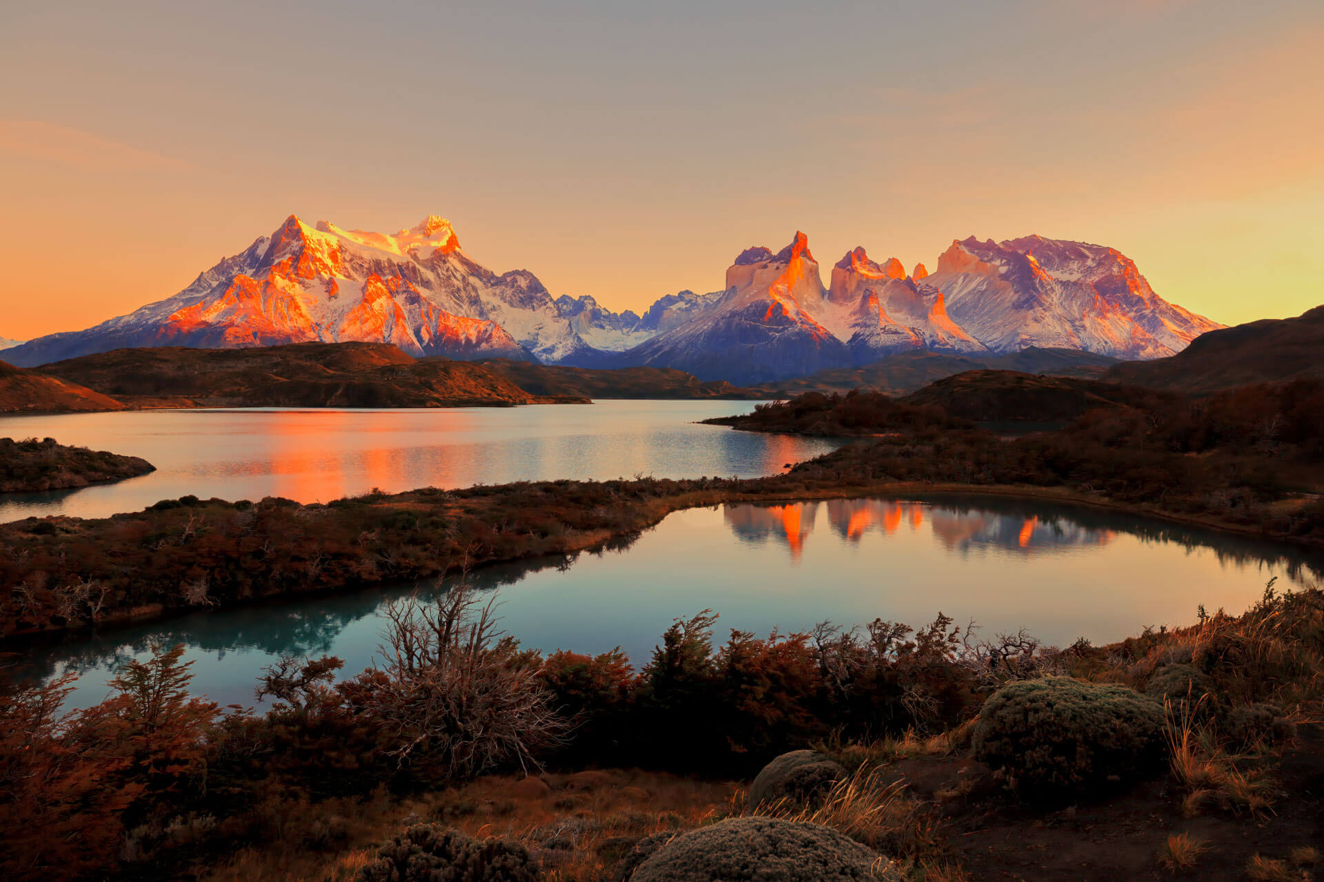 Sonnenaufgang über den Torres-del-Paine-Gipfeln am Lago Pehoé.
