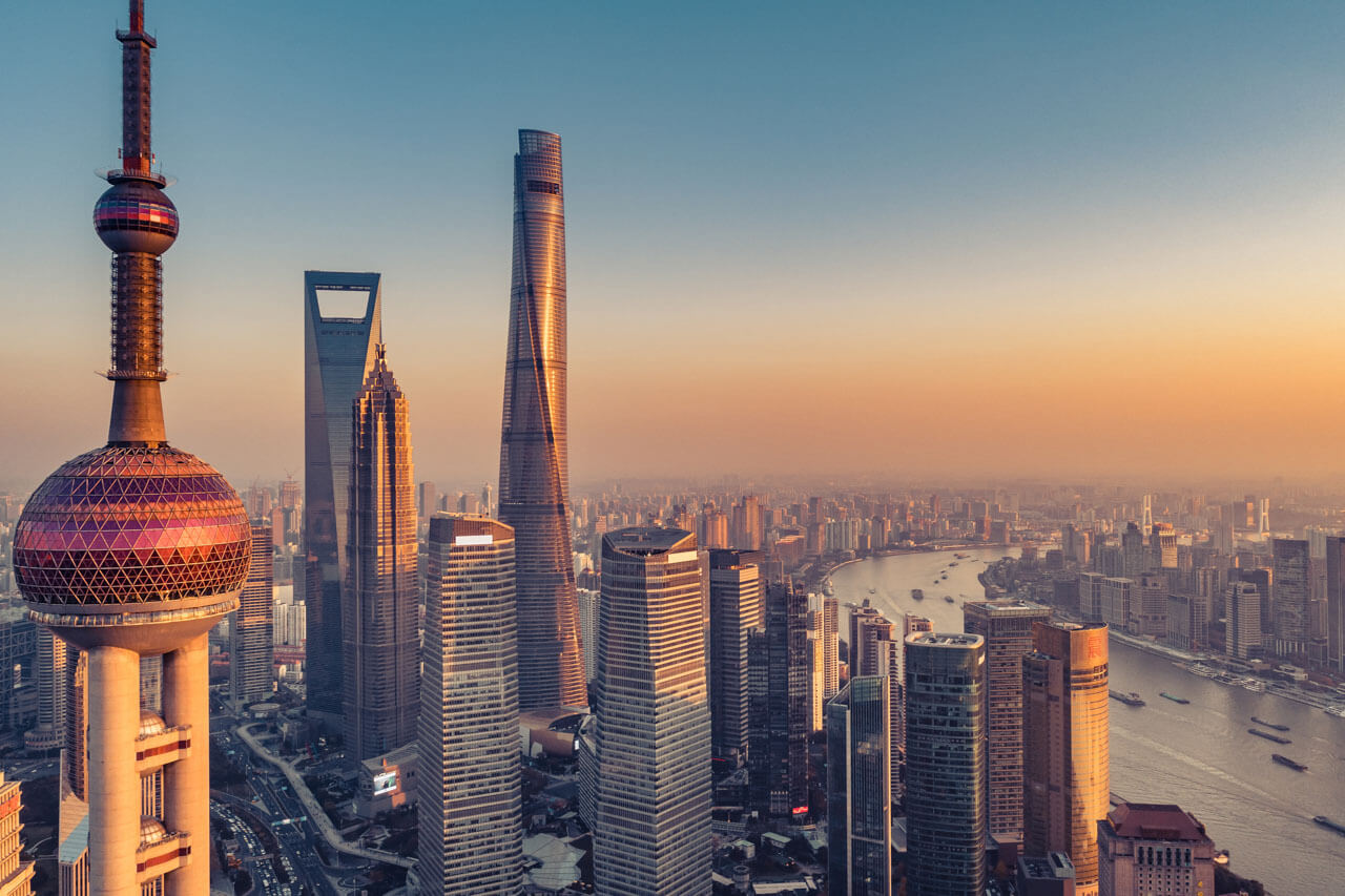 Lujiazui Skyline in Shanghai mit Shanghai Tower und Huangpu bei Sonnenuntergang