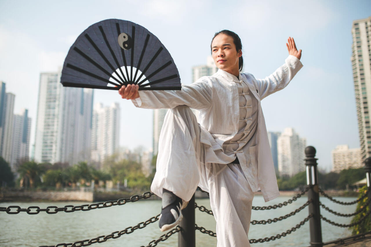 Tai Chi Übung am Flussufer in Shanghai vor moderner Skyline
