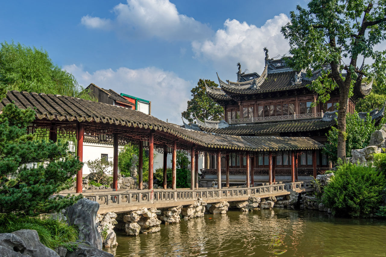 Yu Garden in Shanghai mit traditionellem Pavillon und Zickzackbrücke über Teich