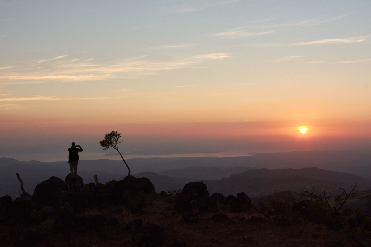 Sonnenaufgang über Bergen und Meer Costa Rica Grammatik üben mit Naturerlebnis