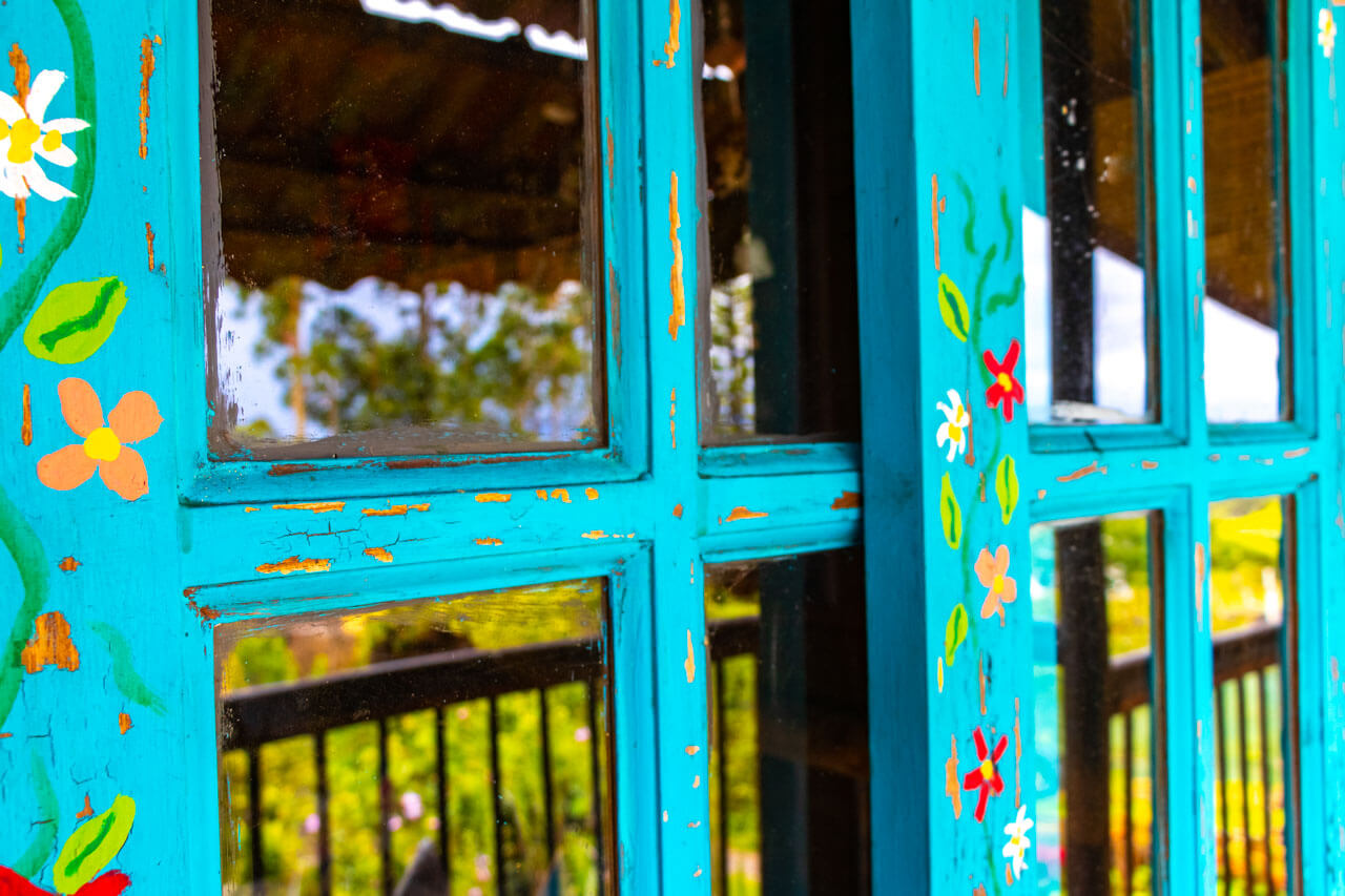 Bunt bemaltes Fenster in San José Schreibtraining im Spanischkurs