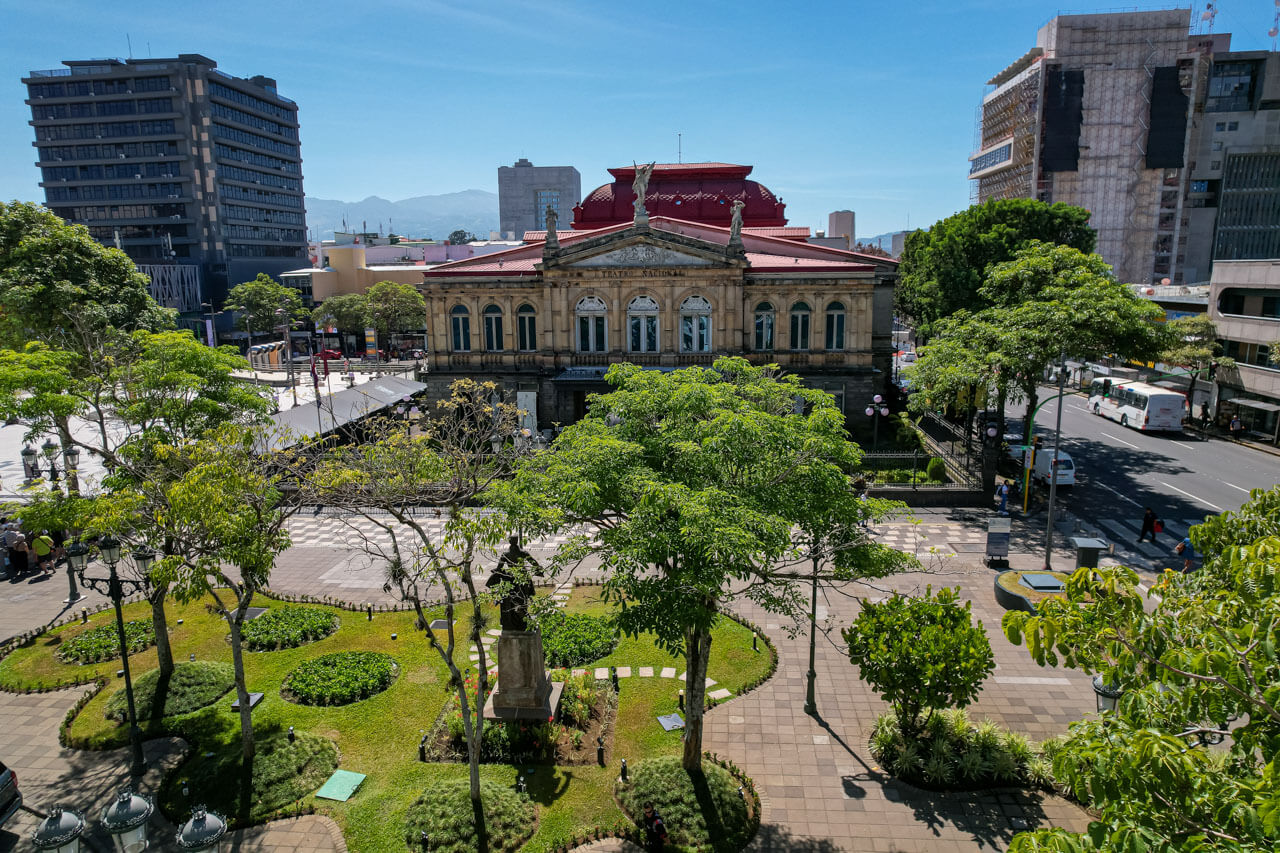Nationaltheater San José mit Vorplatz Grammatik trainieren im Sprachkurs