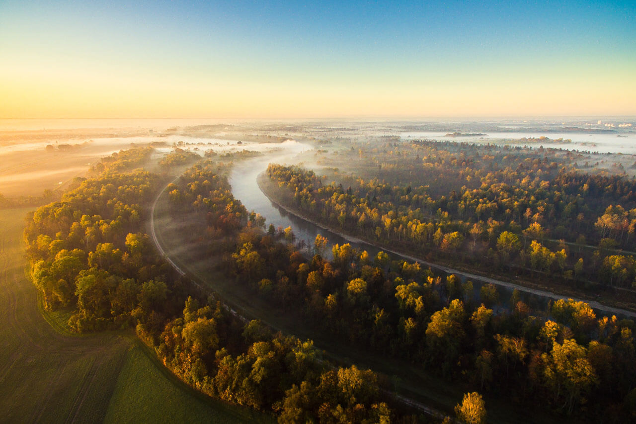 Flusslandschaft in Nebelschleiern aus der Luft, Hörverstehen und Wegbeschreibungen im Deutschkurs.