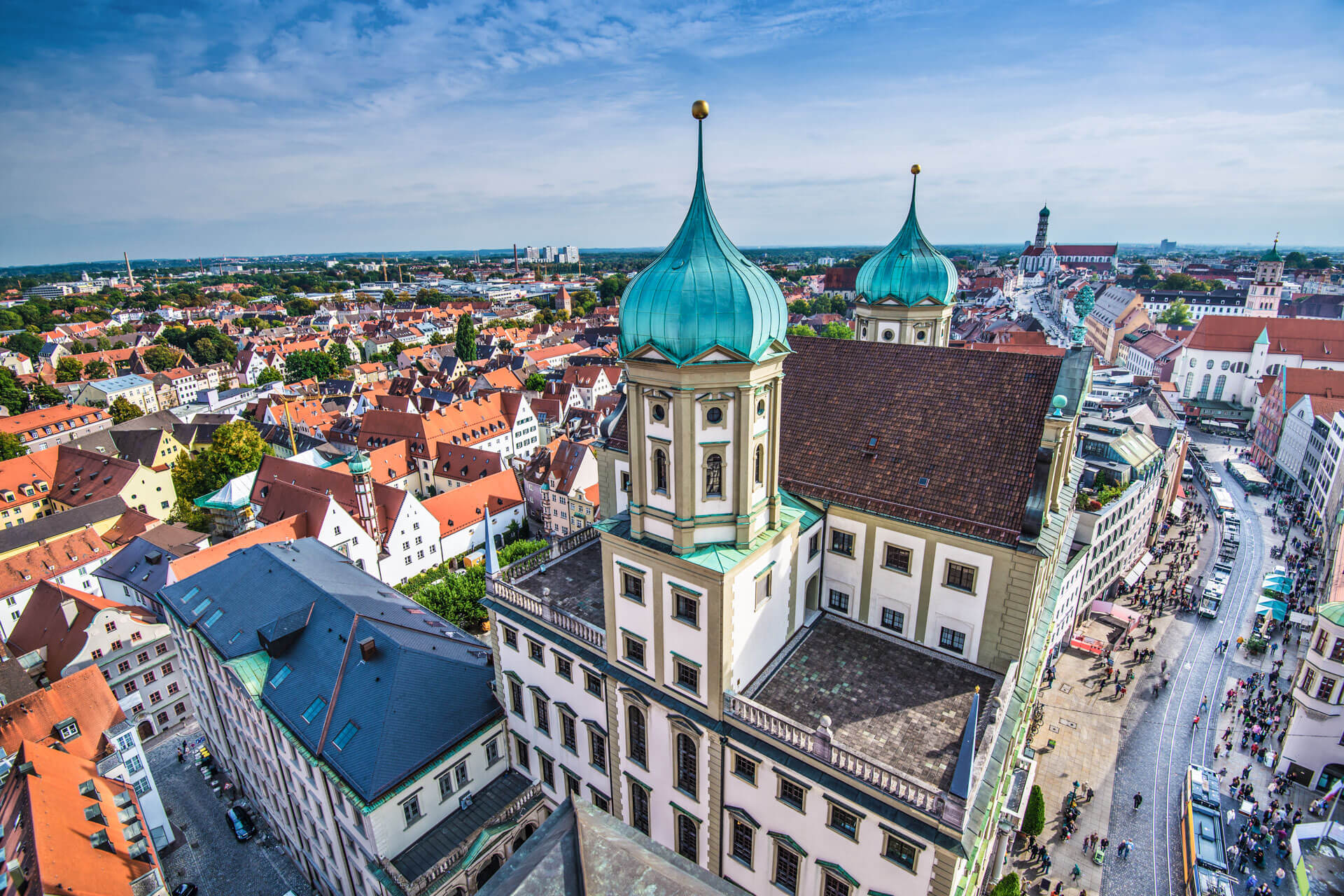 Luftbild mit Zwiebeltürmen und Straßenbahn, Sprachreise Augsburg und Deutsch lernen im Alltag.