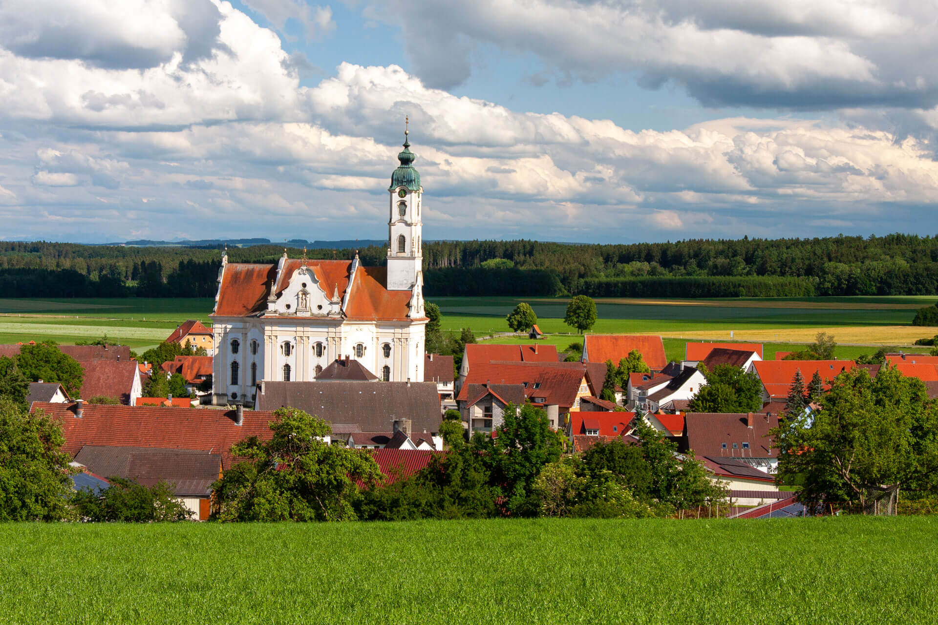 Barockkirche über roten Dächern, Sprachreise Deutschland und Deutsch lernen im Grünen.