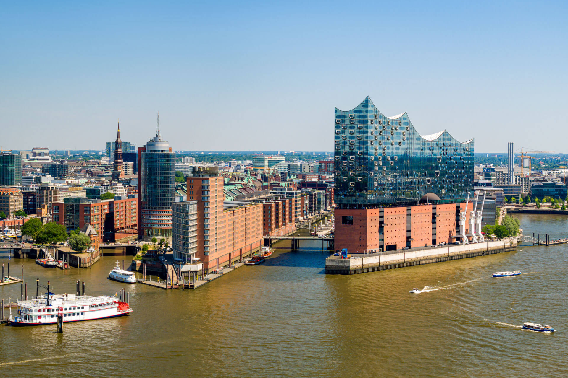 Luftaufnahme der Elbphilharmonie und HafenCity am Hafen bei Sonnenschein