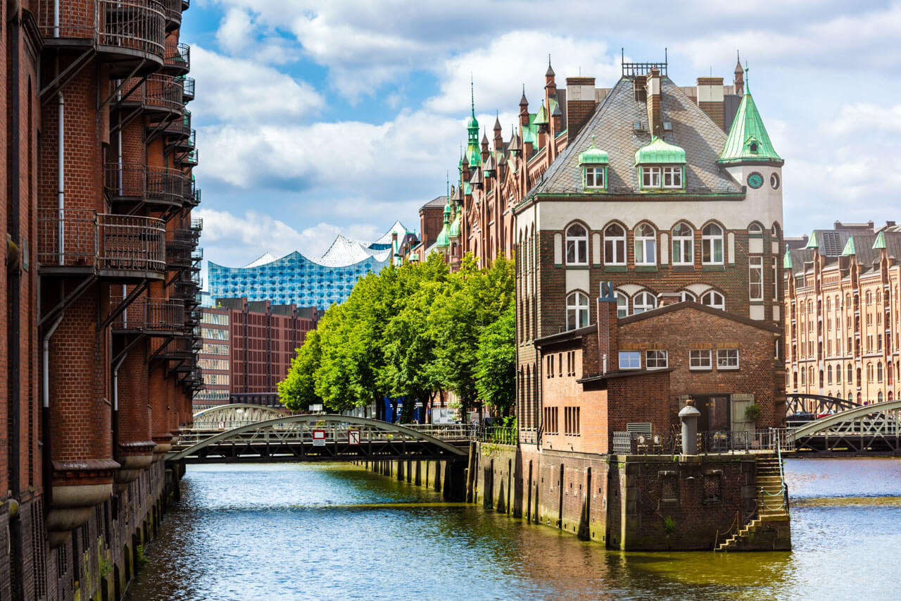 Kanäle der Speicherstadt mit Backsteinfassaden und Elbphilharmonie im Hintergrund