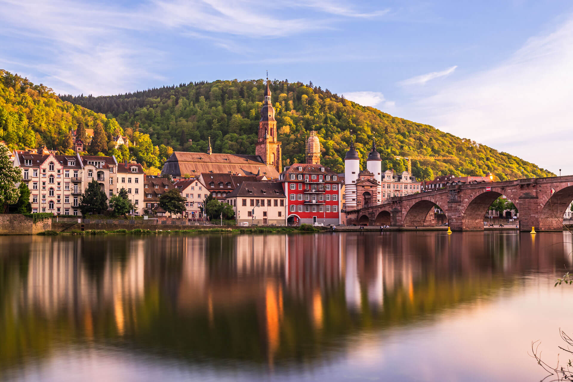 Abendstimmung am Fluss mit Altstadt, Kirchturm und Alter Brücke, Spiegelung im Wasser
