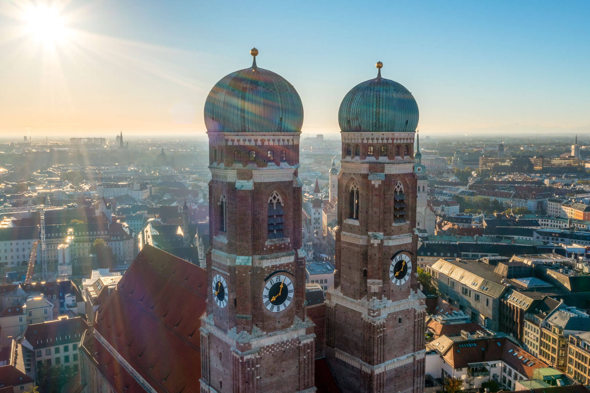 Sonnenaufgang über den Zwiebeltürmen der Frauenkirche, Blick auf die Altstadt.