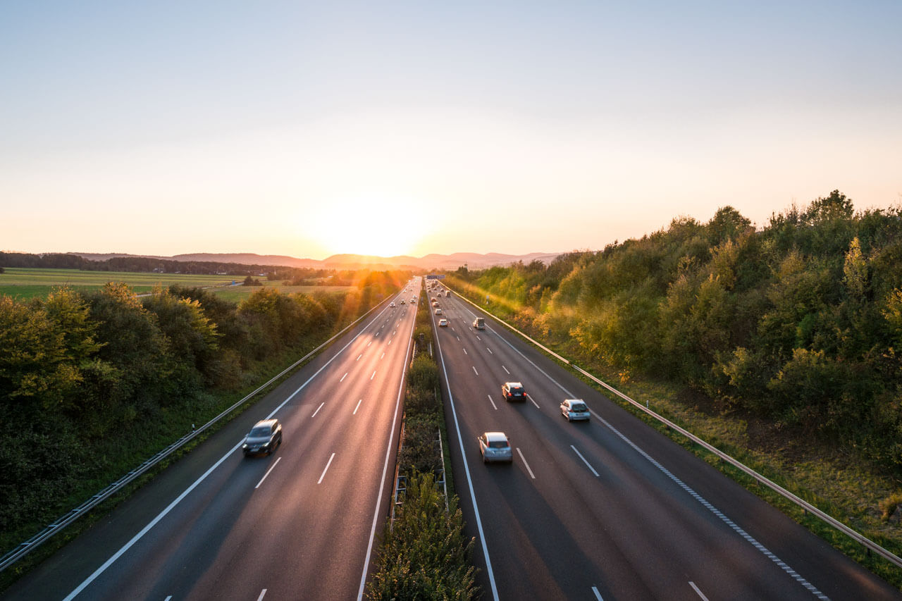 Autobahn bei Sonnenuntergang steht für Flexibilität und Mobilität während einer Sprachreise in Deutschland