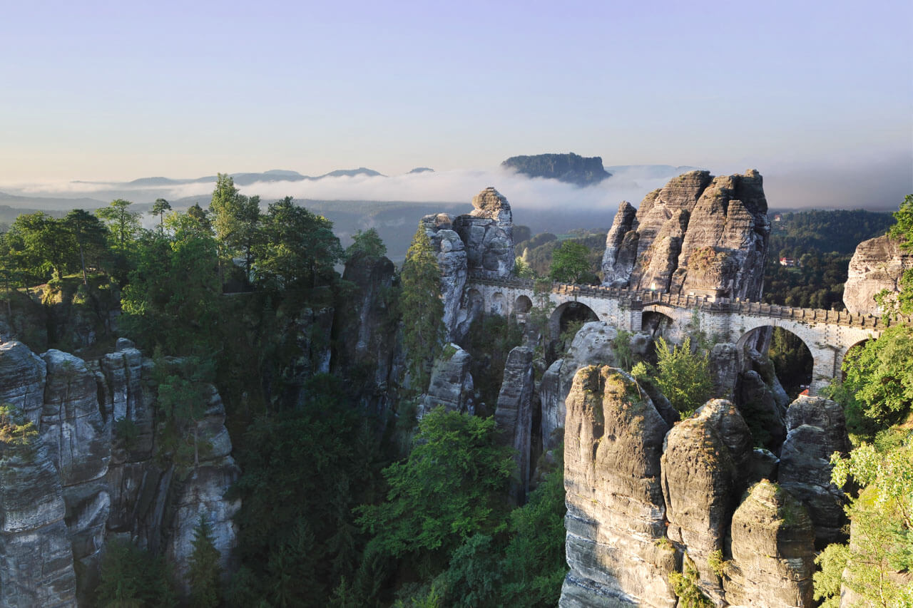 Basteibrücke in der Sächsischen Schweiz mit Felsenlandschaft zeigt Deutschlands Naturwunder für Sprachkurs-Reisende