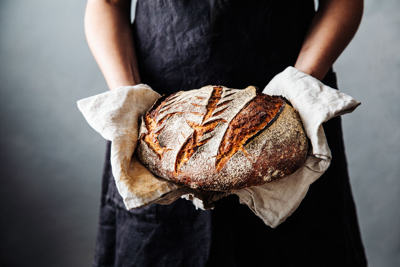 Frisch gebackenes Brot, Vokabeln zu Backen und Alltag im Deutschkurs trainieren.