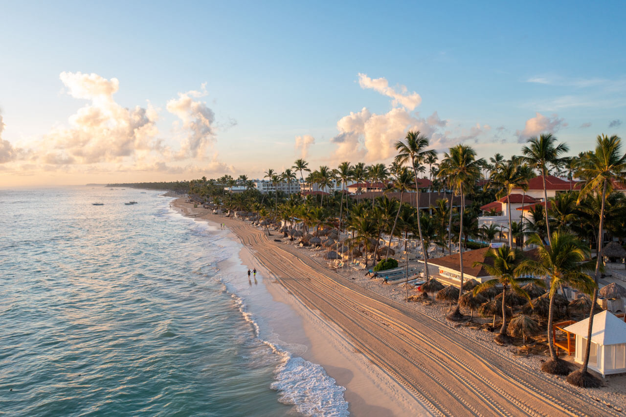 Panorama von Punta Cana Strand mit Palmen Sprachreise Dominikanische Republik Vokabeln lernen