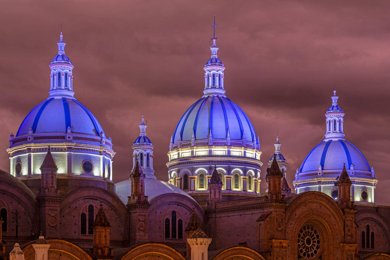 Kuppeln der Kathedrale von Cuenca bei Nacht Sprachreise in Ecuador