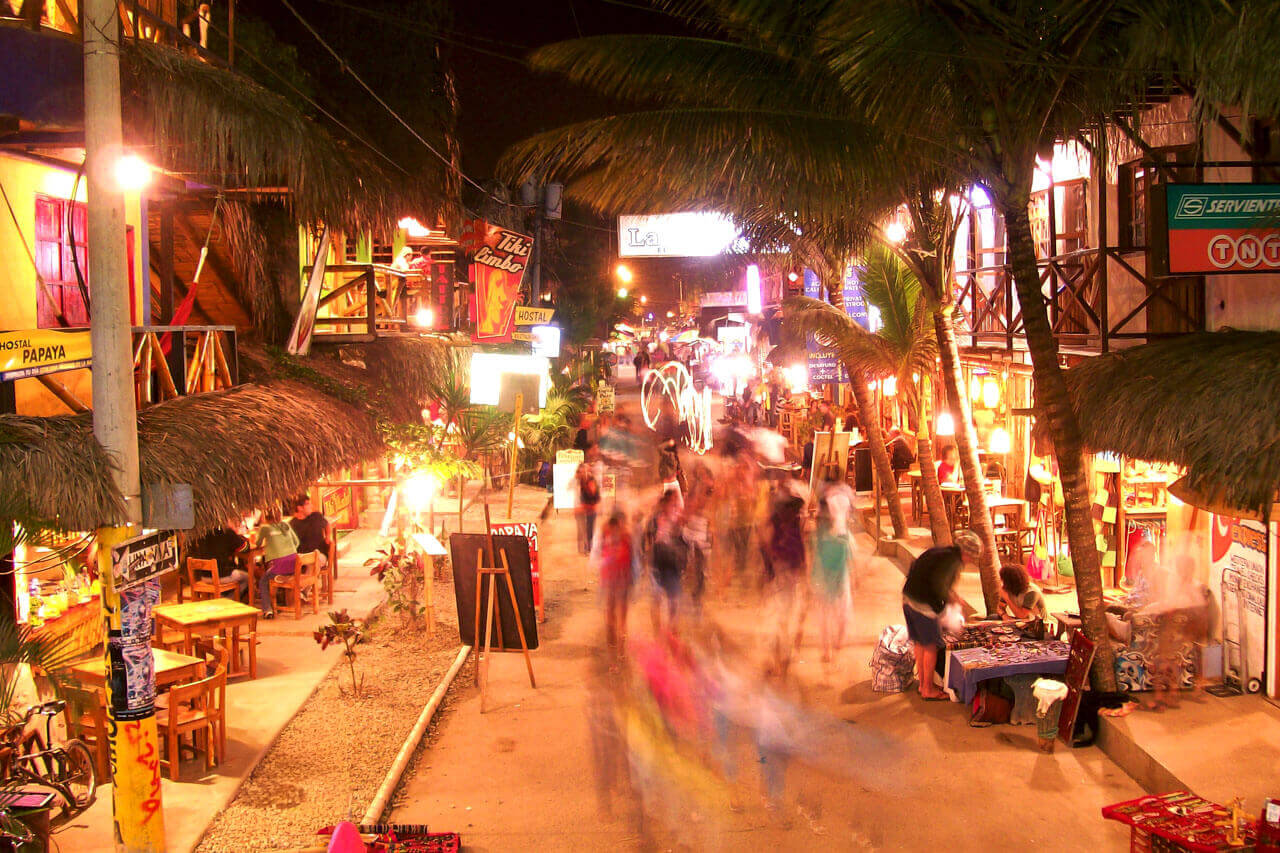 Lebhaftes Nachtleben in Montañita mit Bars, Restaurants und vielen Menschen in Ecuador