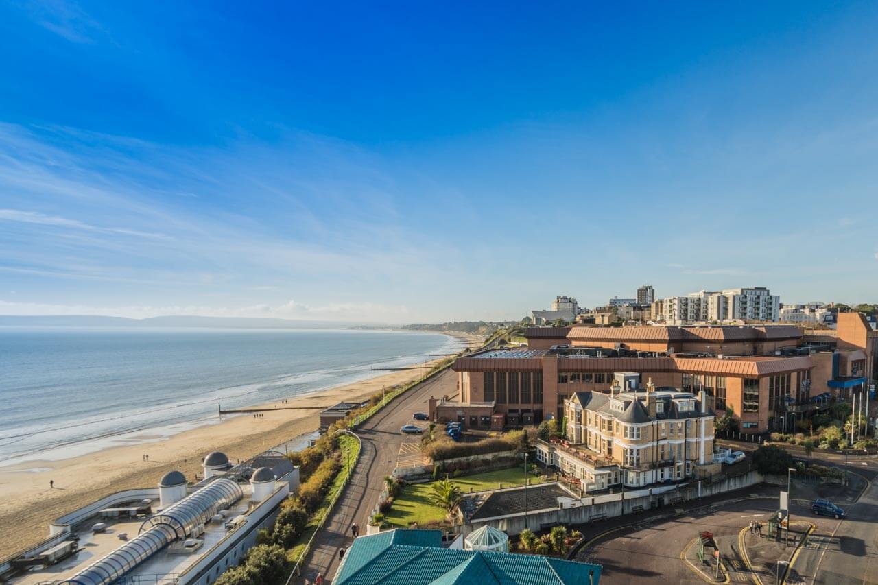 Bournemouths Küste mit Promenade und Sandstrand – Sprachreise ans Meer in Südengland