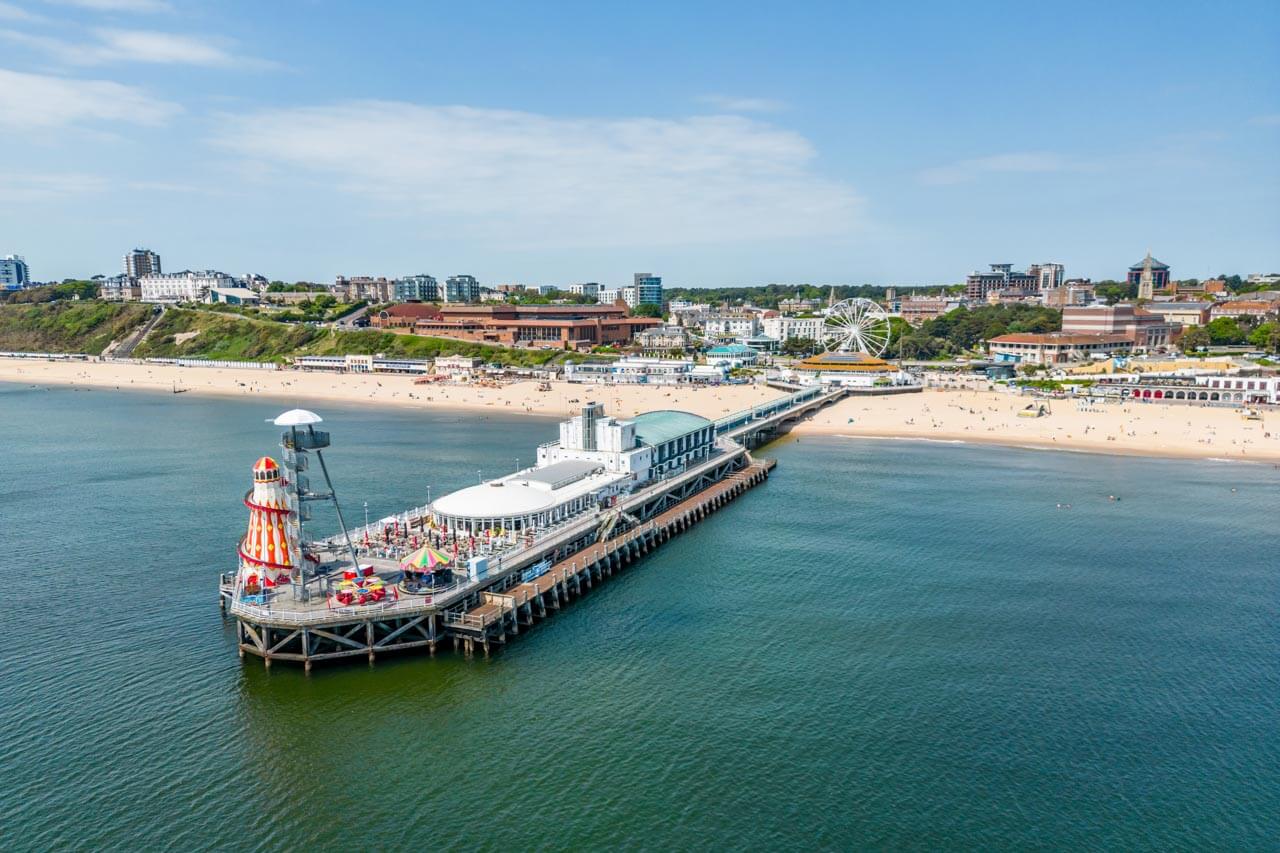 Bournemouth Pier mit Strand und Meer – Englisch lernen in der lebendigen Küstenstadt