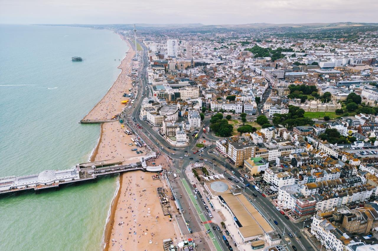 Luftaufnahme von Brighton mit Strand und Pier Kursort für Englisch lernen an der Südküste