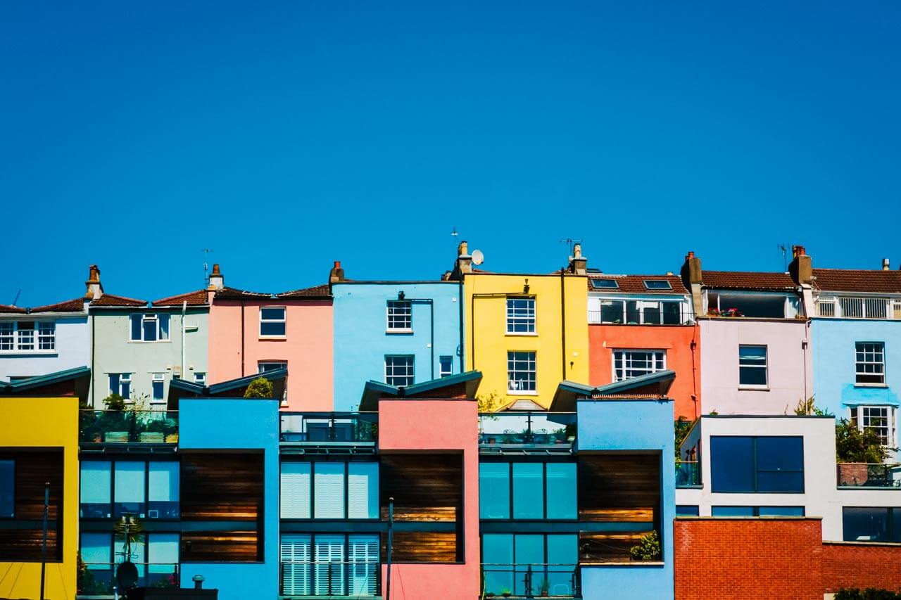 Bunte Häuserzeile in Bristol unter blauem Himmel Spaziergang zum Sprachkurs in der Stadt