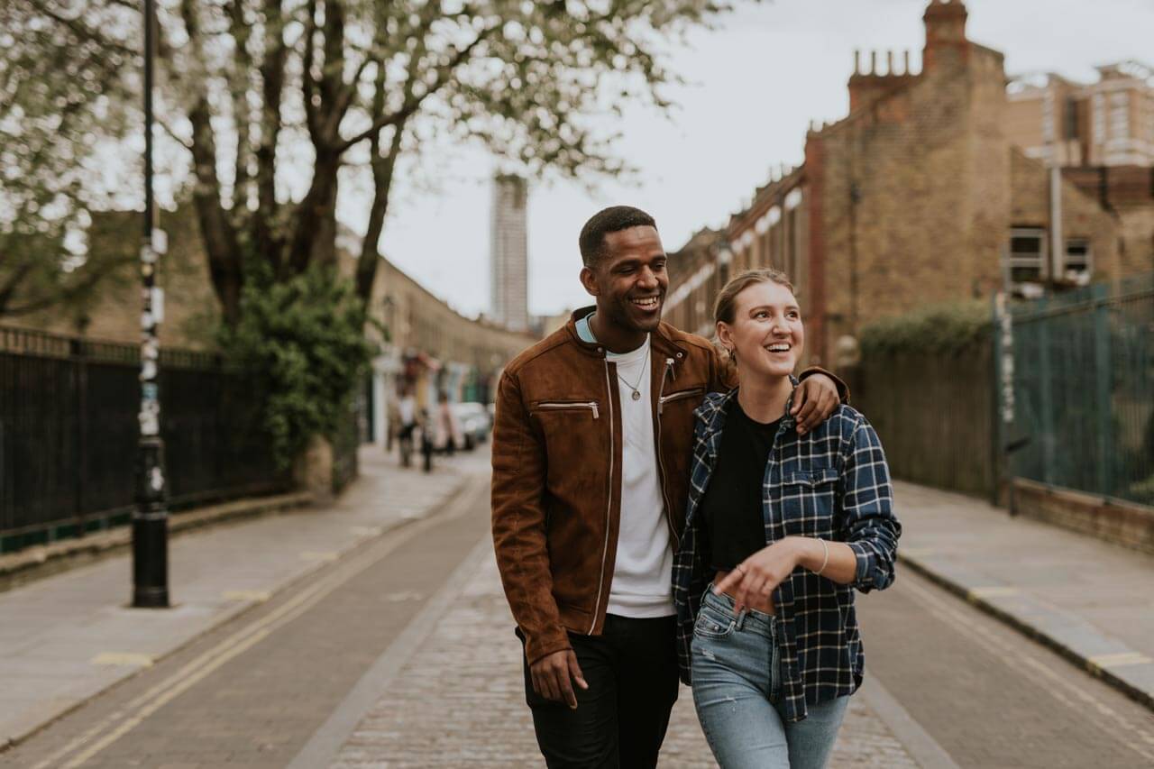 Zwei Personen spazieren durch Bristols Altstadt Gespräch auf Englisch üben während der Sprachreise