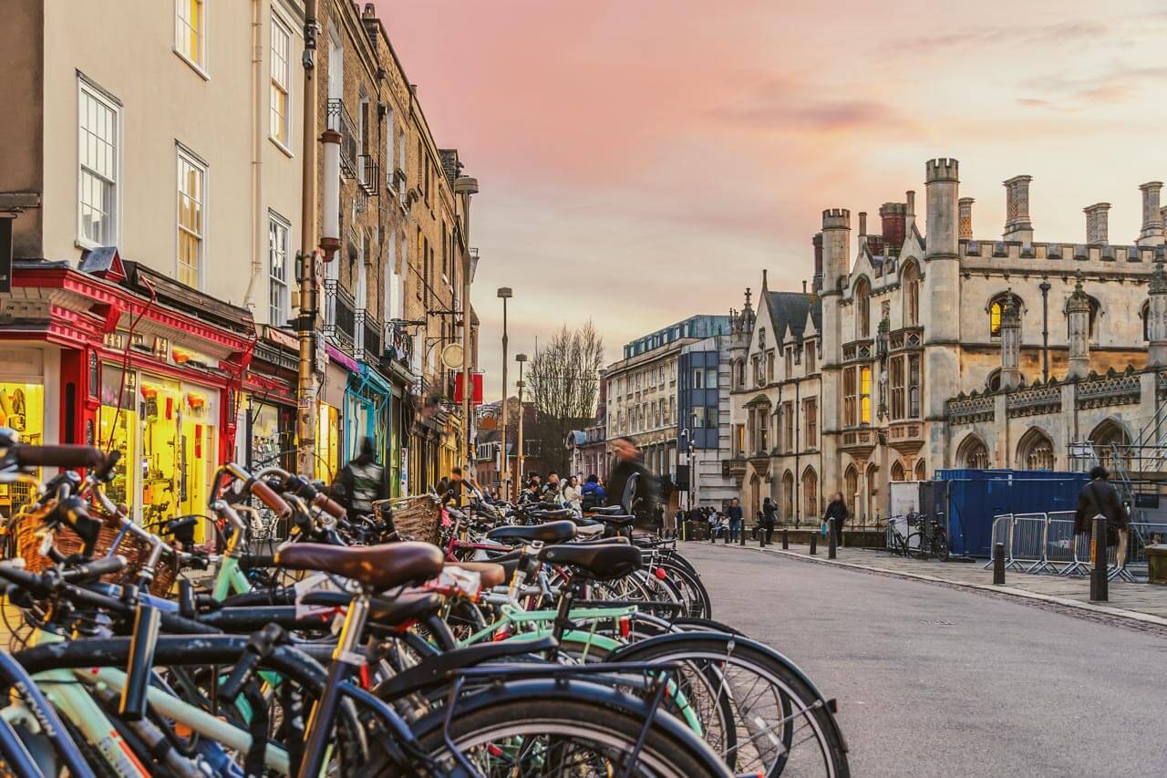 Fahrräder an der Straße in Cambridge vor Collegefassaden Konversation üben auf dem Weg zum Sprachkurs