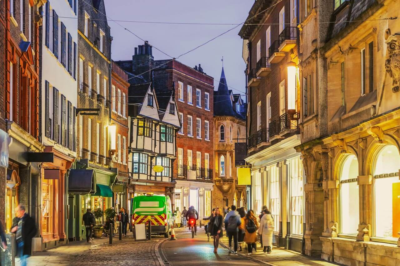 Abendliche Altstadtgasse in Cambridge mit Läden Englisch lernen vor Ort nach dem Unterricht