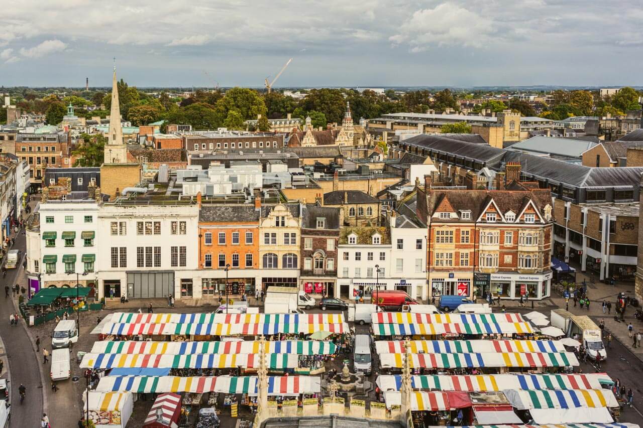 Marktplatz von Cambridge mit bunten Marktständen Vokabeln rund ums Einkaufen üben während der Sprachreise