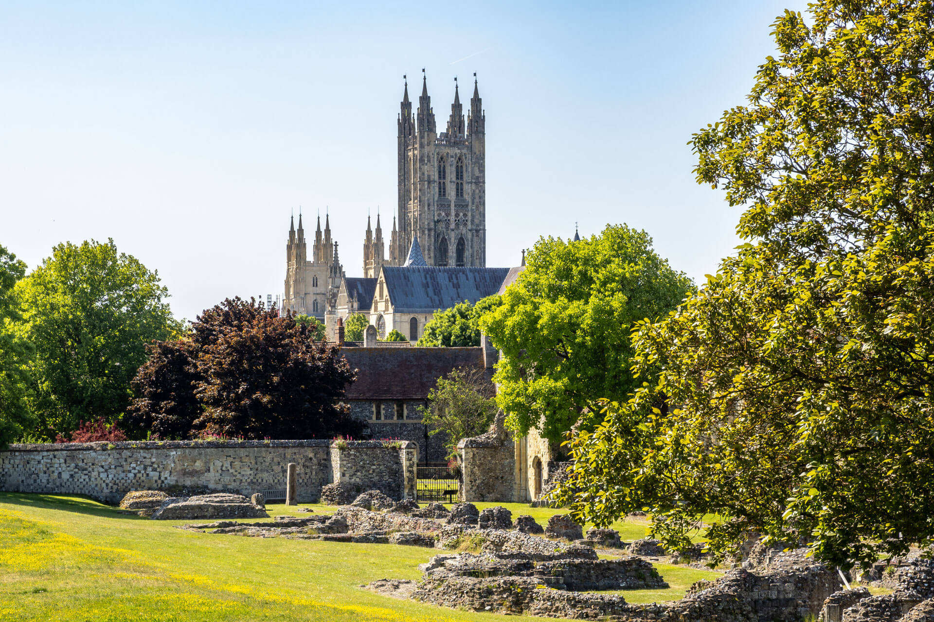 Kathedrale hinter alten Klostermauern Sprachreise nach England