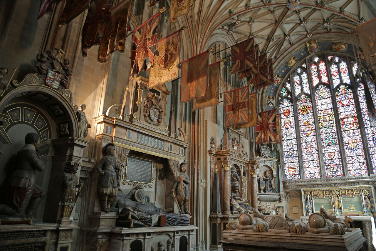 Innenraum einer Kathedrale mit bunten Fenstern Sprachkurs mit Wortschatz und Hörverständnis