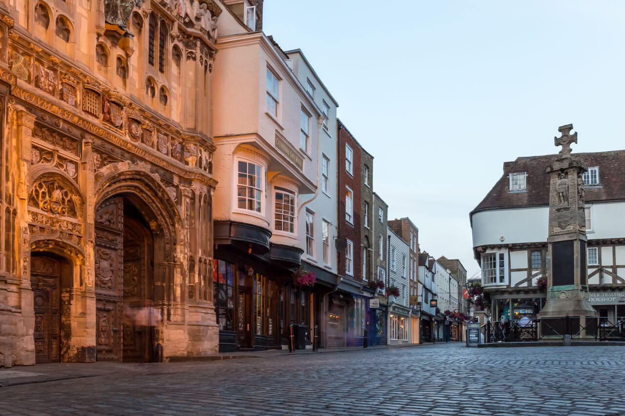Historisches Stadttor und Flussufer Englisch lernen mit kulturellem Bezug