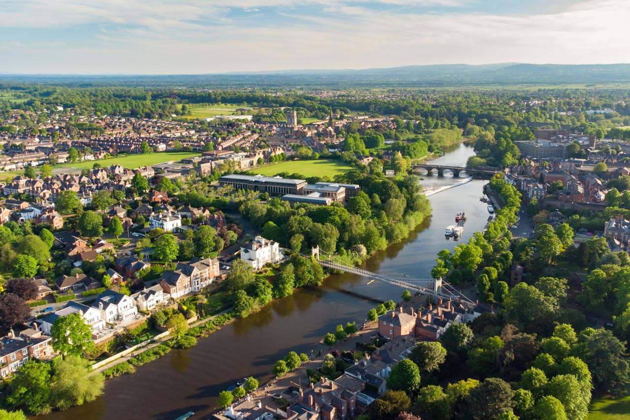 Luftaufnahme von Chester am River Dee mit Brücken Vokabeln im Alltag anwenden während der Sprachreise