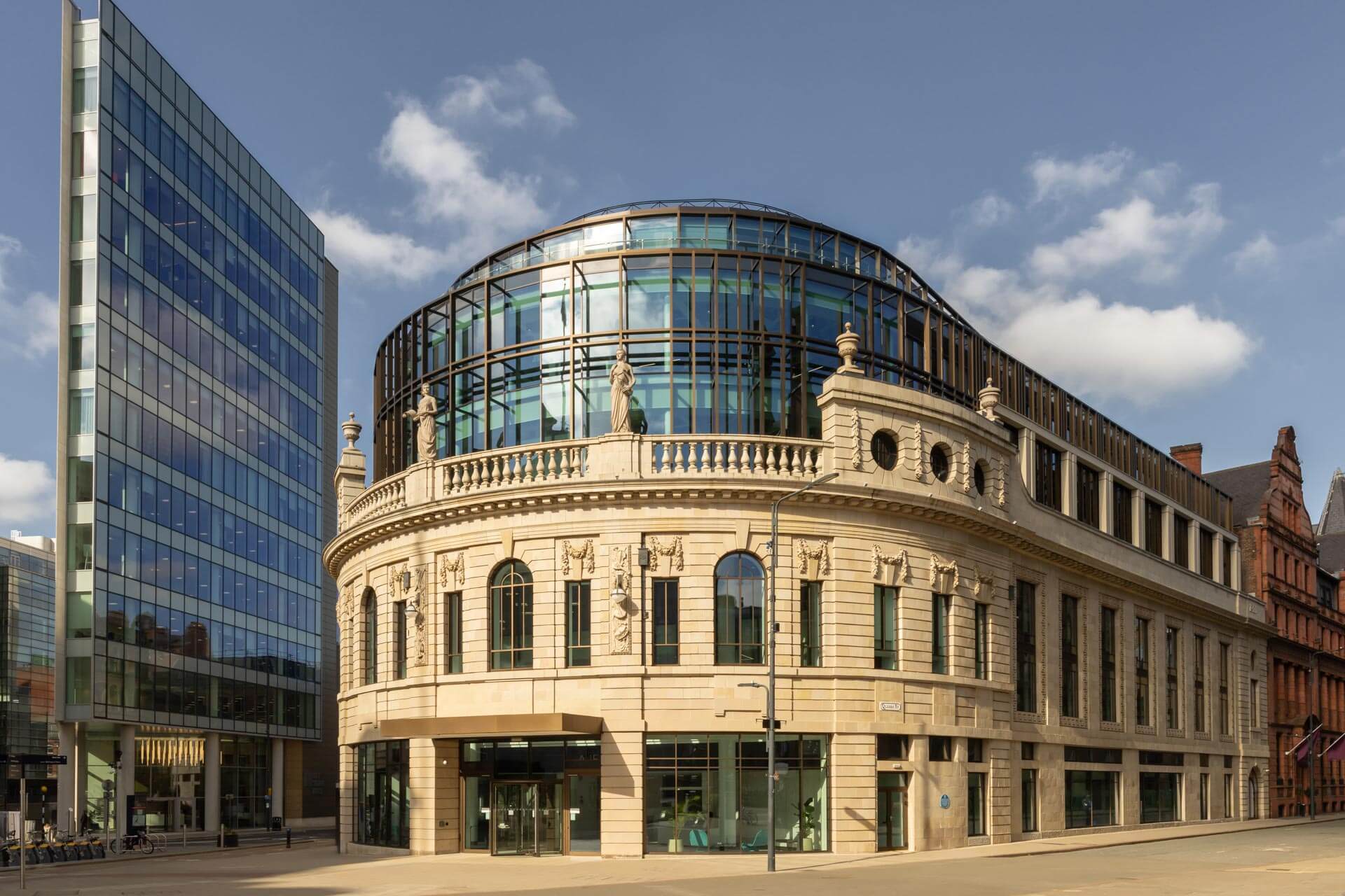 Historische Fassade mit moderner Glasrotunde, Business Englisch Vokabeln und Small Talk üben auf Sprachreise