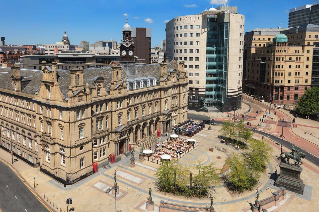 Stadtplatz in Leeds mit historischer und moderner Architektur Wortschatz zu Sehenswürdigkeiten lernen im Englischkurs