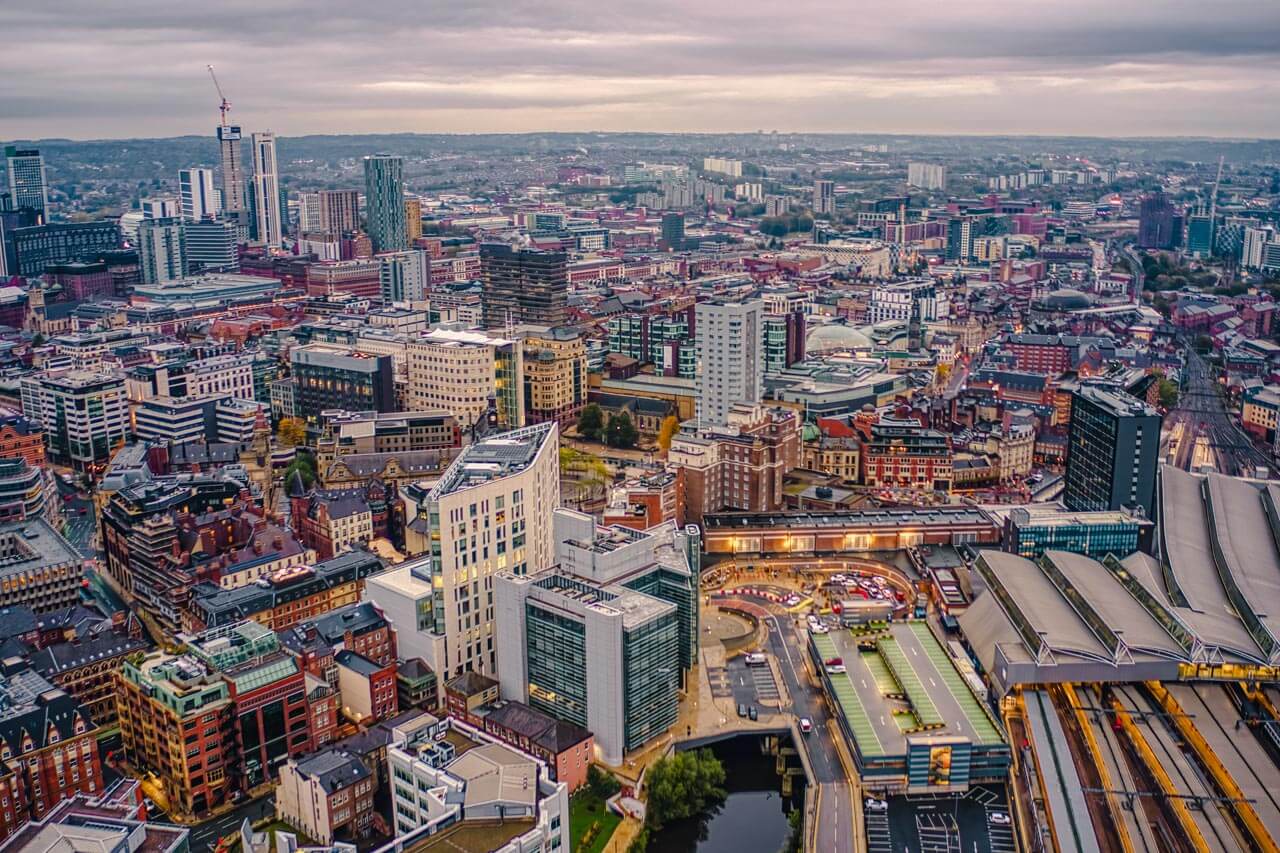 Skyline von Leeds mit Bahnhof und Fluss Präsentieren und freies Sprechen üben auf der Sprachreise