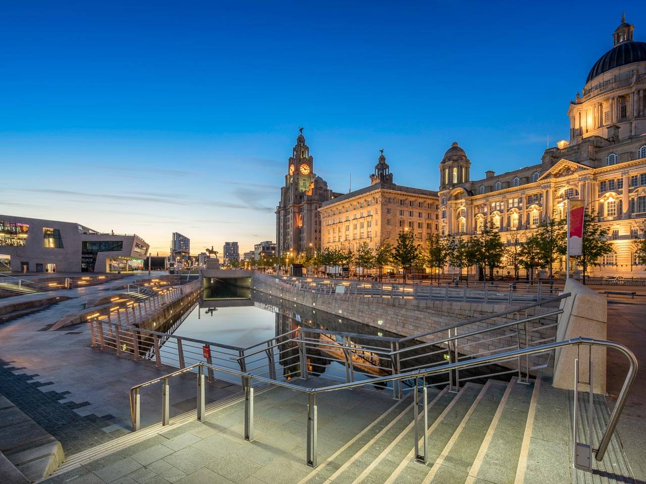 Pier Head in Liverpool mit Three Graces und Liver Building bei Dämmerung Gespräch üben nach dem Sprachkurs