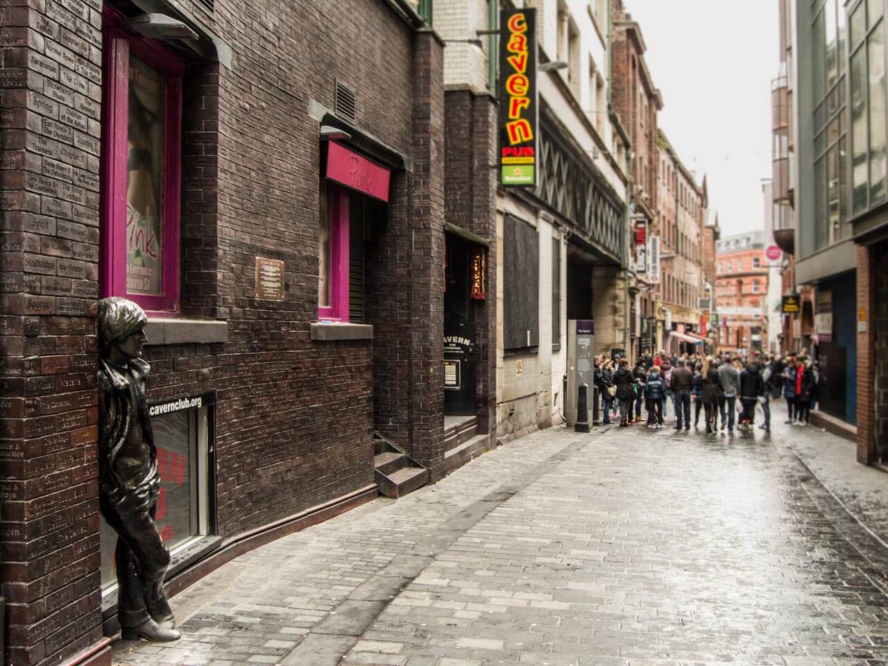 Mathew Street mit The Cavern Pub in Liverpool und Beatles Statue Grammatik im Kontext und Aussprache verbessern