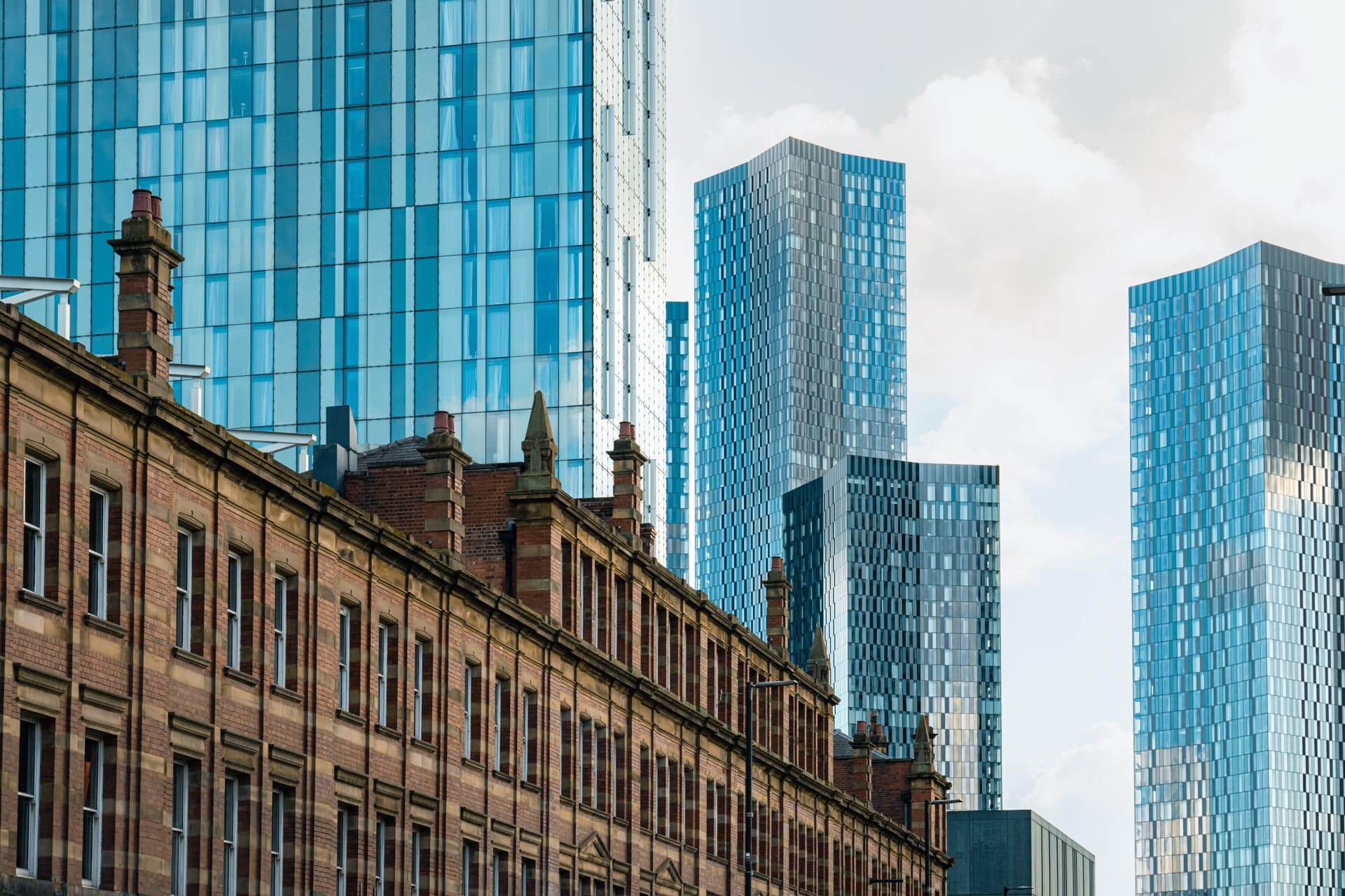 Manchester: Englisch lernen zwischen roten Backsteinfassaden und futuristischen Towers – Musik-, Fußball- und Kreativszene direkt vor der Haustür.