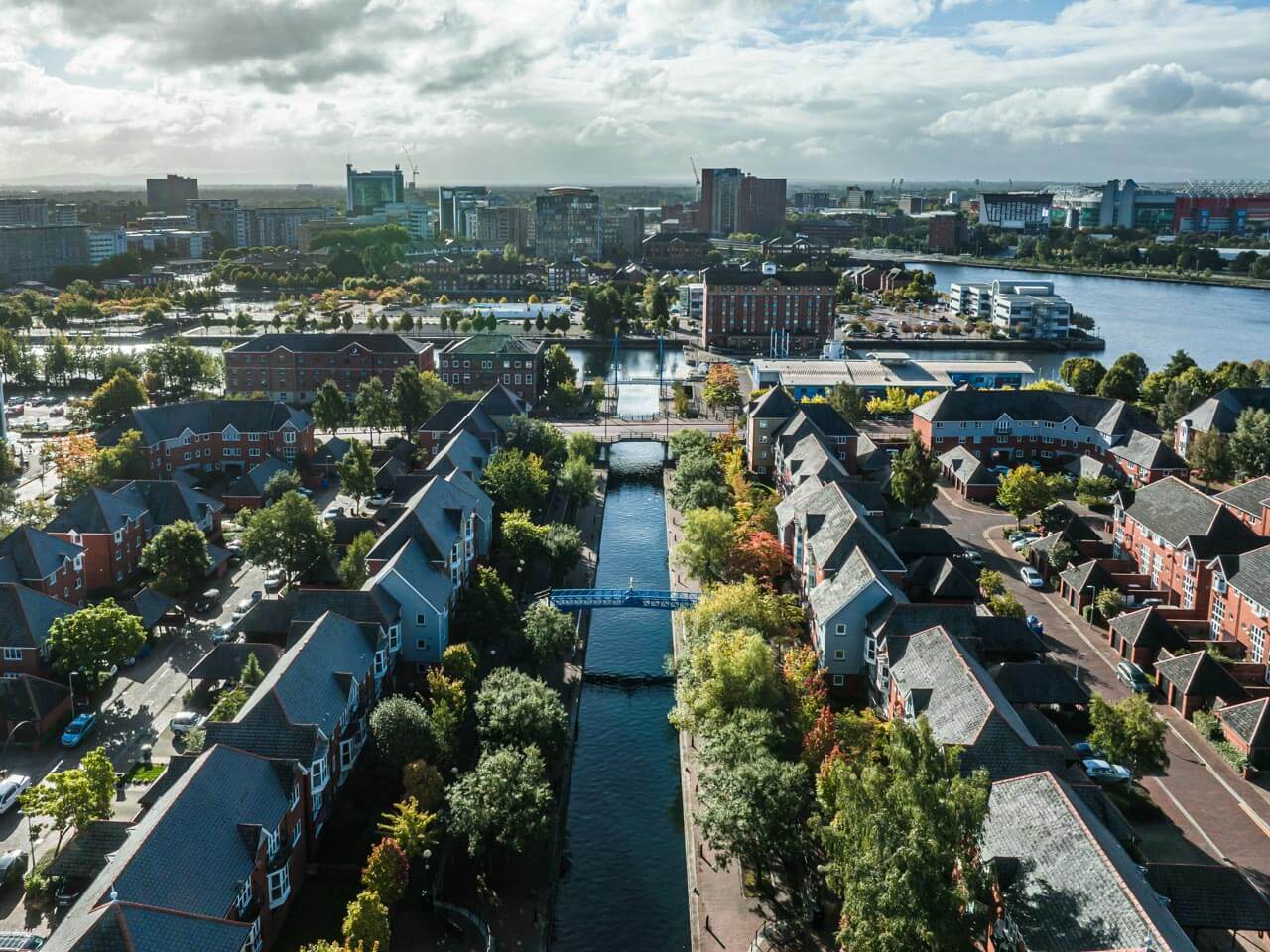 Luftbild von Wohnvierteln entlang der Wasserwege in Manchester Karten beschreiben und Wegerklärungen auf Englisch üben nach dem Sprachkurs