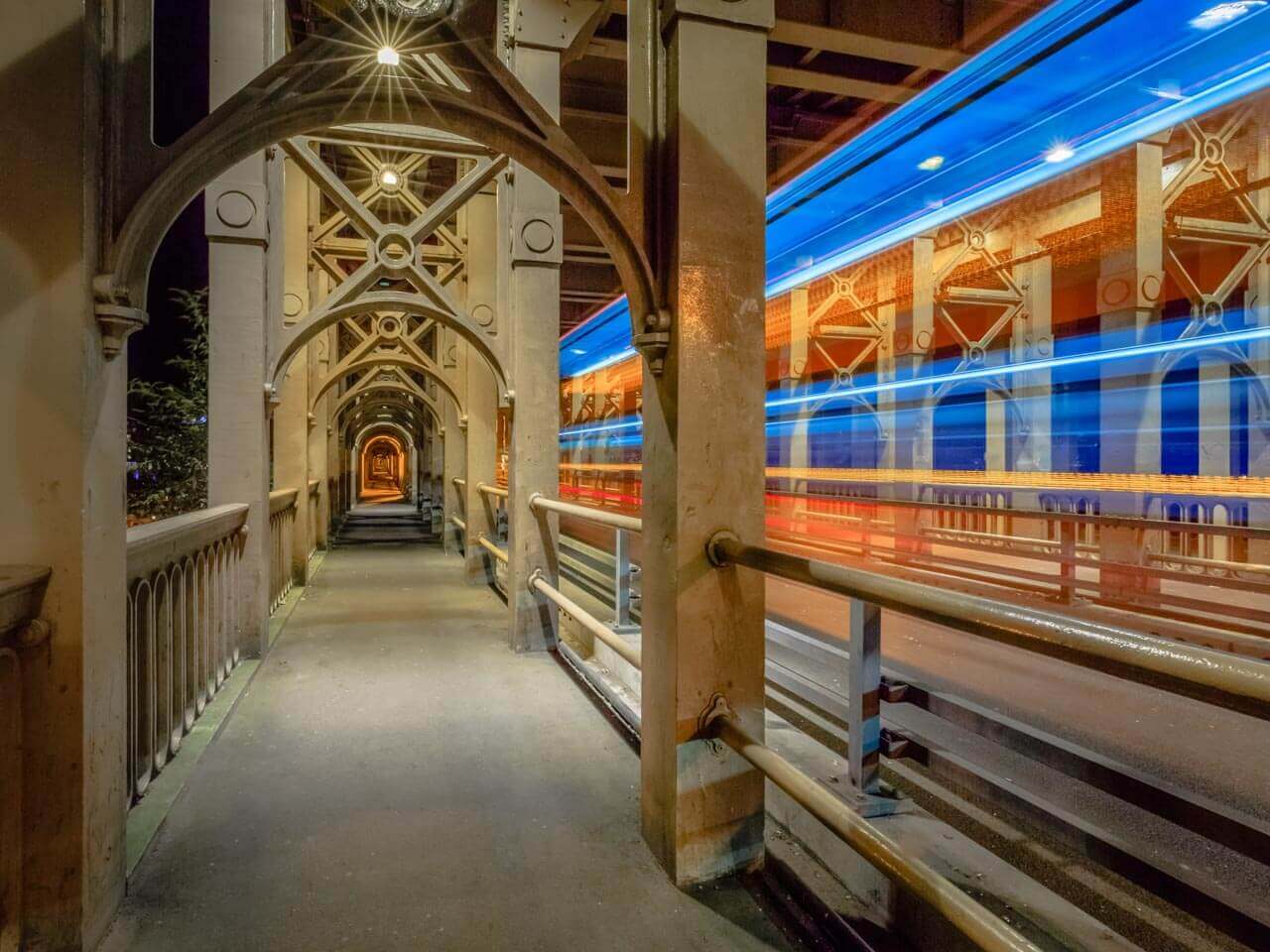High Level Bridge in Newcastle bei Nacht mit Lichtspuren vorbeifahrender Fahrzeuge Aussprache verbessern während der Sprachreise