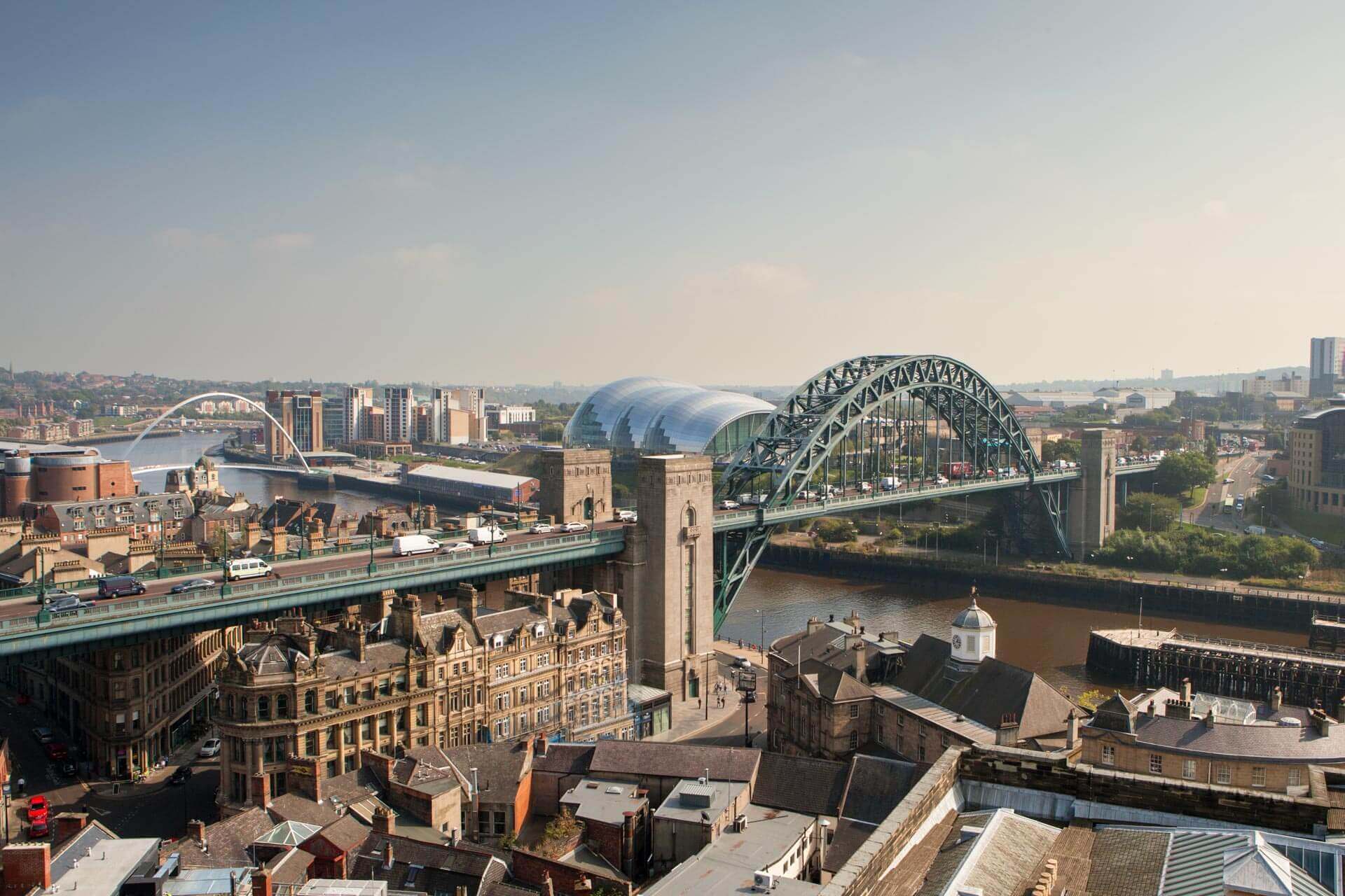 Newcastle mit Tyne Bridge und Sage Gateshead, Englisch lernen in kompakter City nahe Küste