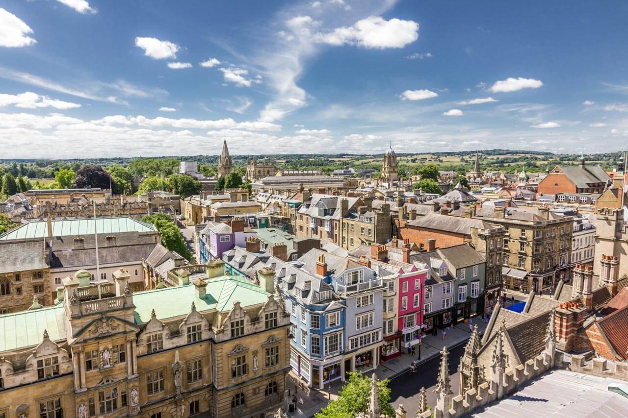 Panoramablick über die Altstadt von Oxford mit historischen Häusern Wegbeschreibungen und Stadtvokabeln üben nach dem Sprachkurs