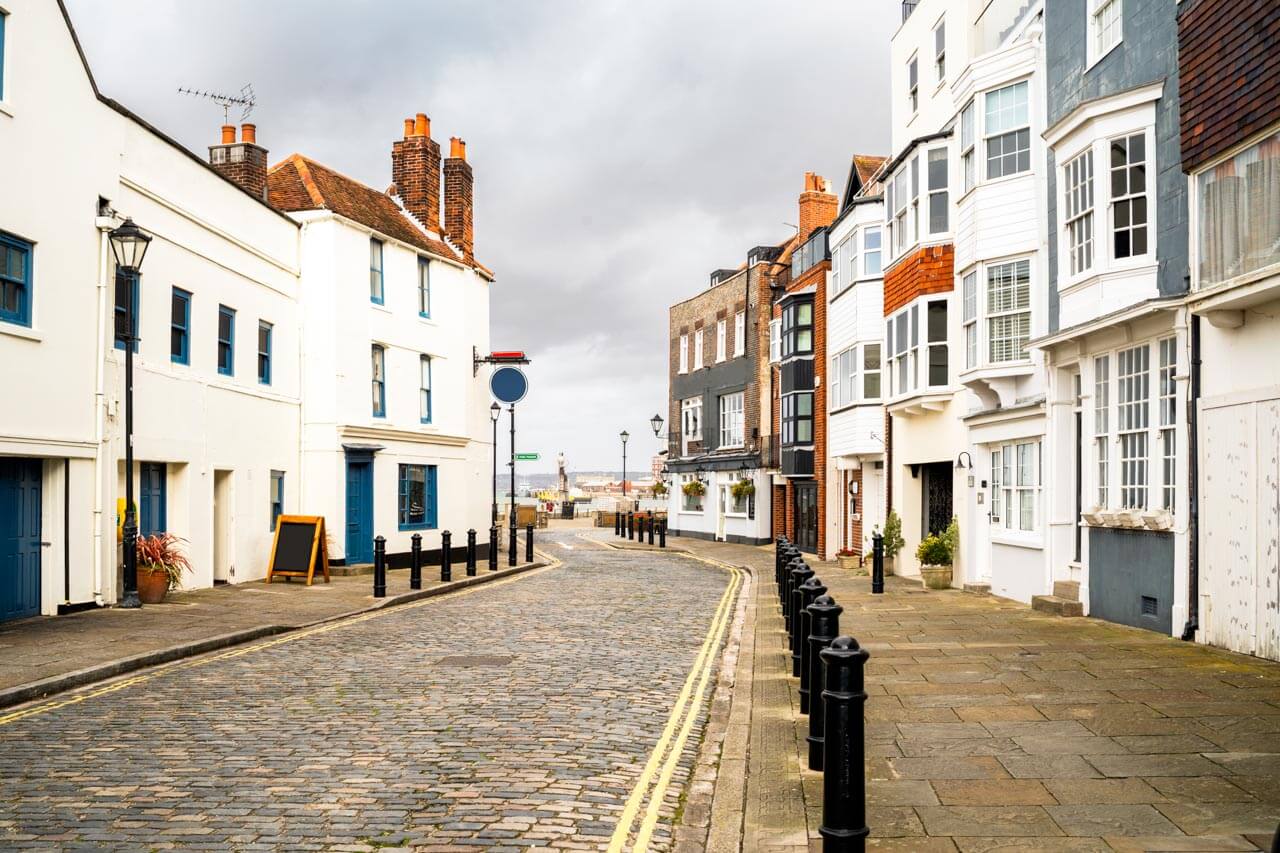 Pflasterstraße mit historischen Häusern in Old Portsmouth Konversation üben beim Stadtbummel nach dem Sprachkurs