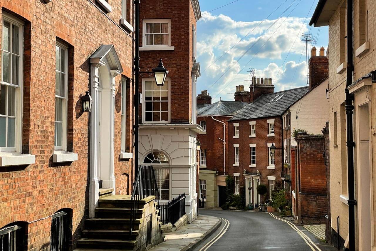 Gasse mit roten Backsteinhäusern in der Altstadt von Shrewsbury Konversation im Alltag nach dem Sprachkurs üben
