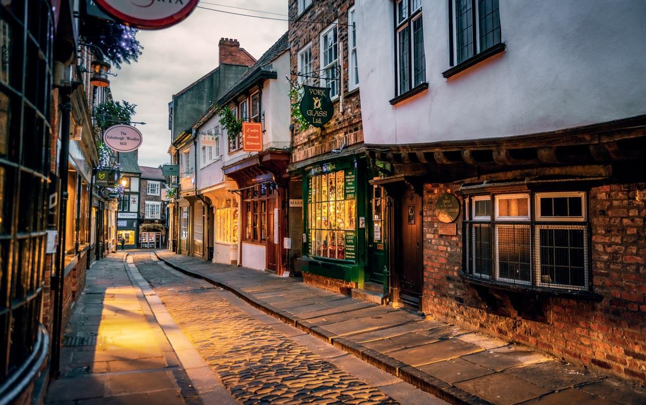 The Shambles in York, historische Gasse mit Läden und Fachwerk Konversation üben beim Bummeln nach dem Englischkurs