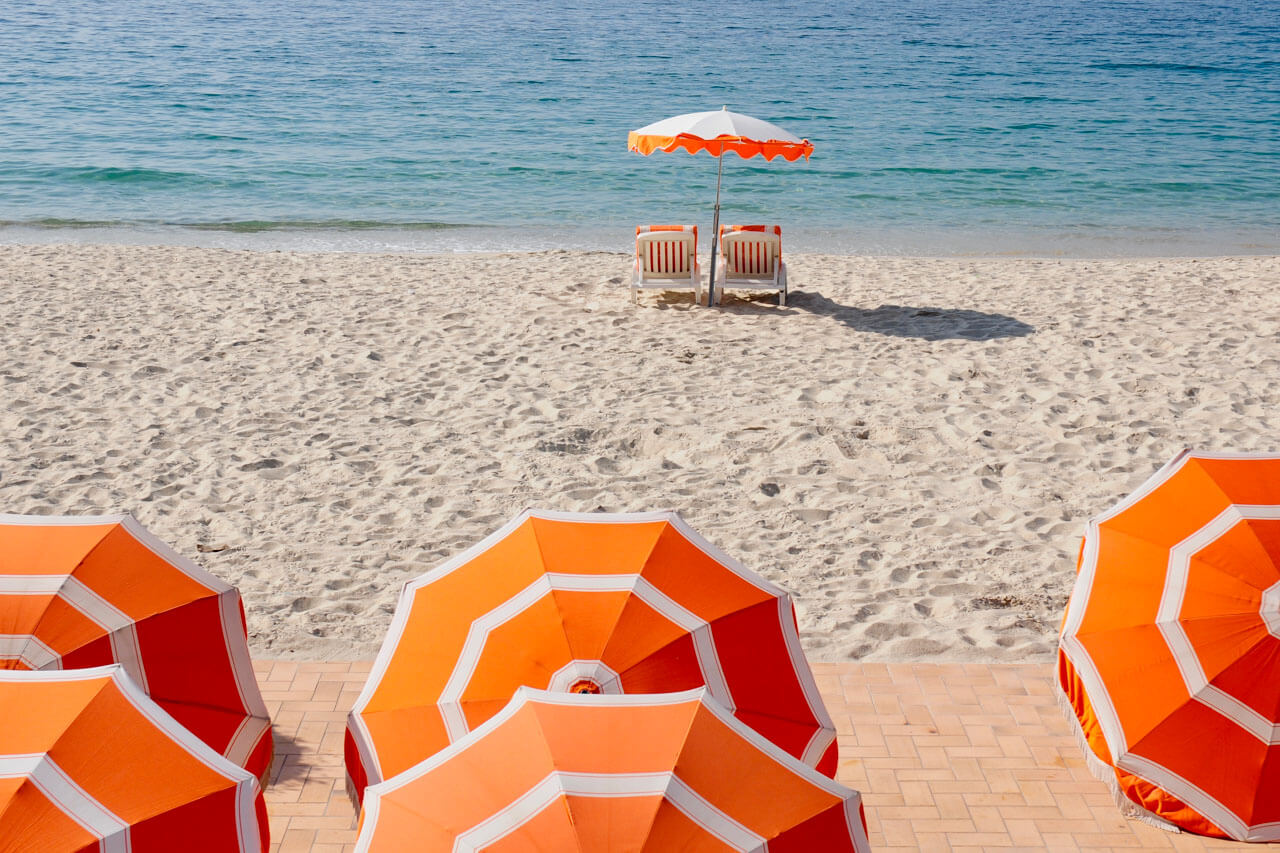 Orange Sonnenschirme am Strand von Antibes Sprachreise Französischkurs Vokabeln lernen am Meer