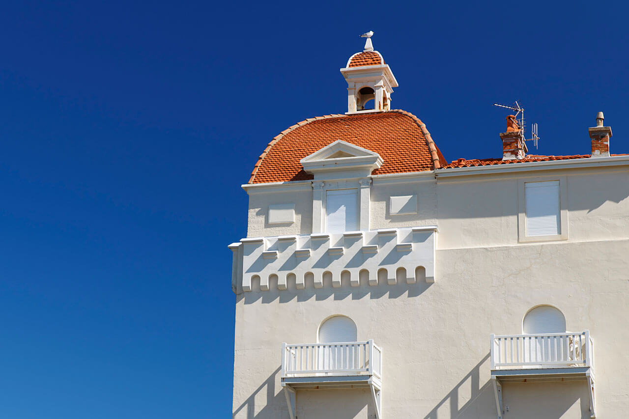 Historische weiße Fassade in Biarritz Sprachreise Französischkurs Grammatik lernen mit Architekturbezug