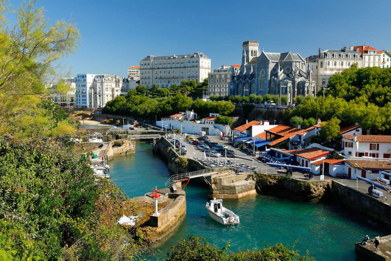 Alter Hafen mit Kanal und Skyline in Biarritz Sprachkurs Französisch Konversation üben nach Unterricht